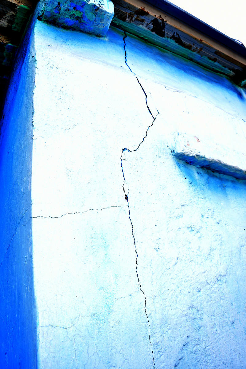 ಭೂಕಂಪದಿಂದ ಚಿಕ್ಕಬಳ್ಳಾಪುರ ತಾಲ್ಲೂಕಿನ ಬಂಡಹಳ್ಳಿಯ ಮನೆಯೊಂದರ ಗೋಡೆಯಲ್ಲಿ ಬಿರುಕು ಮೂಡಿರುವುದು