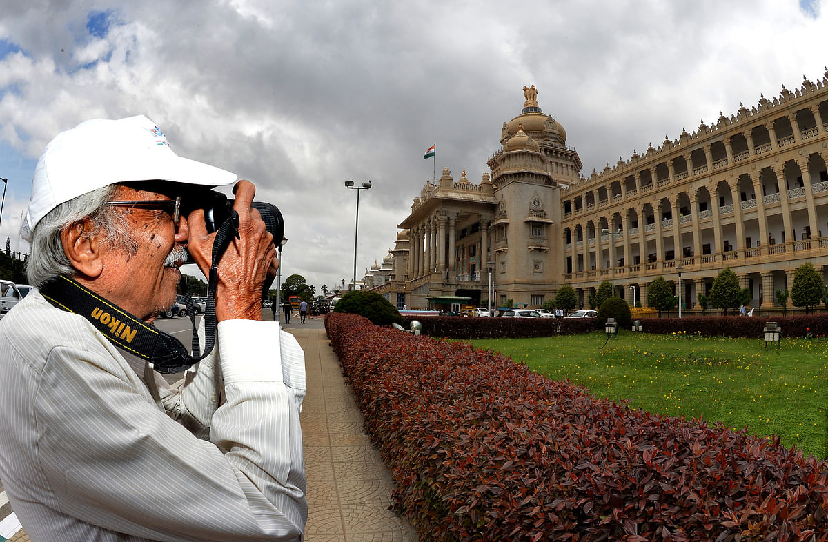 ಇಳಿವಯಸ್ಸಿನಲ್ಲಿಯೂ ಕ್ಯಾಮೆರಾ ಸಾಂಗತ್ಯ ಬಿಟ್ಟಿರಲಿಲ್ಲ. (ಪ್ರಜಾವಾಣಿ ಚಿತ್ರ: ಆನಂದ ಬಕ್ಷಿ)