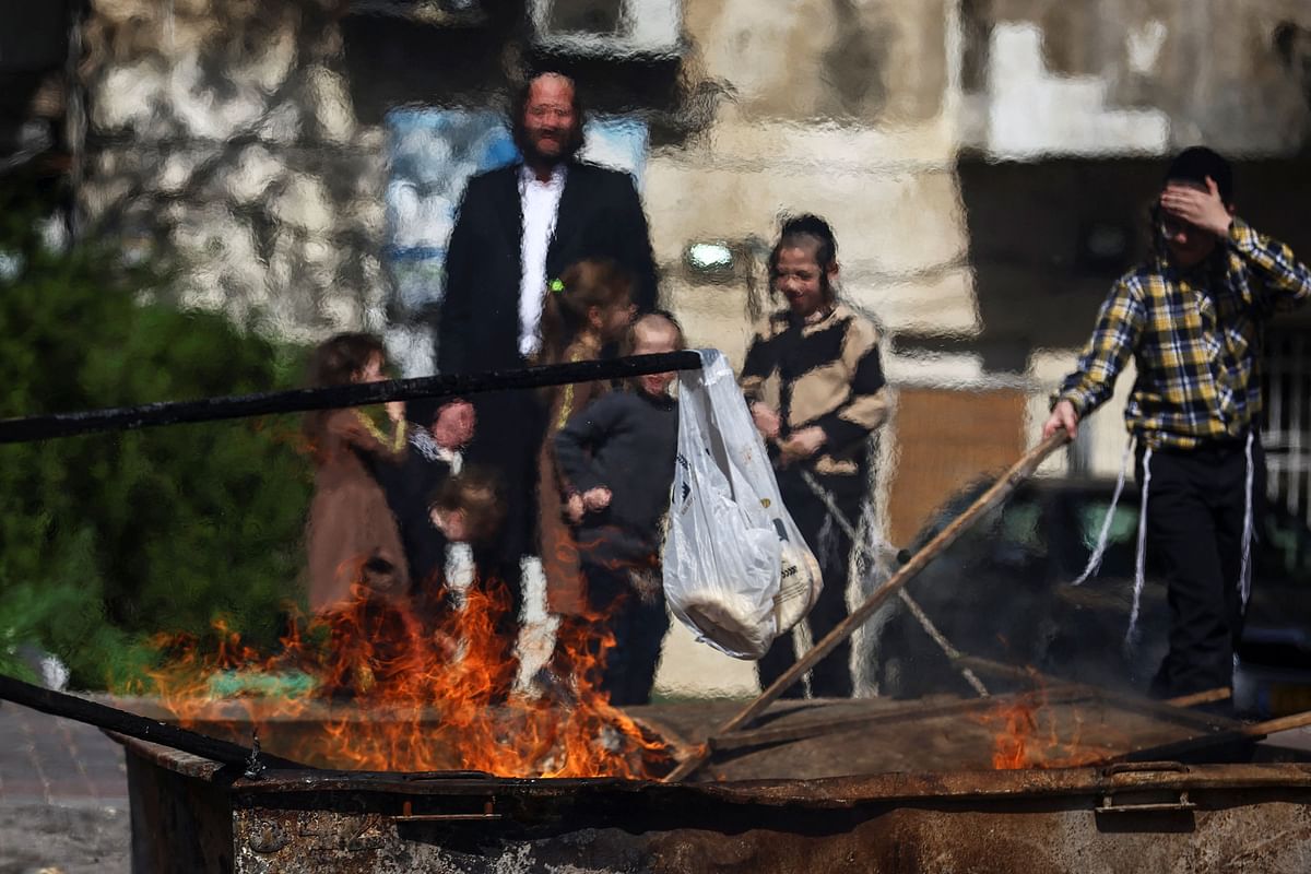 Ultra-Orthodox Jews burn leavened bread ahead of the upcoming Jewish holiday of Passover in the Mea Shearim neighbourhood of Jerusalem April 5, 2023. REUTERS/Ronen Zvulun