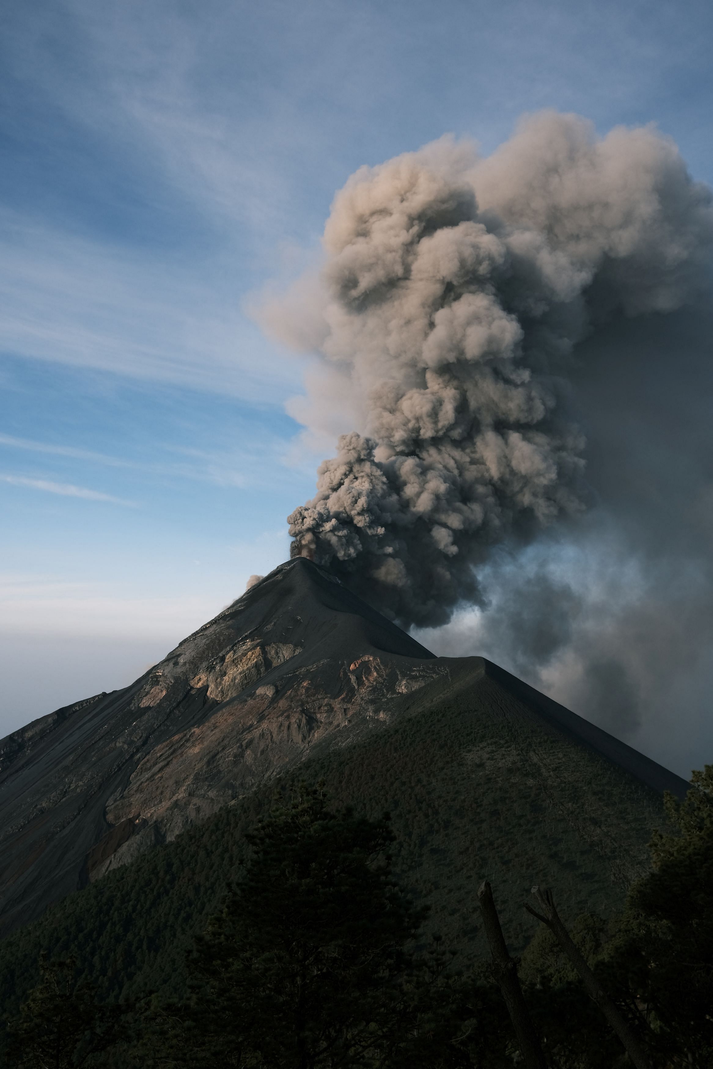 Smoke rises from Fuego volcano during an increase of its activity in Guatemala May 4, 2023. Courtesy of Instagram/@fstrunk/via REUTERS   ATTENTION EDITORS - THIS IMAGE HAS BEEN SUPPLIED BY A THIRD PARTY. MANDATORY CREDIT. NO RESALES. NO ARCHIVES.