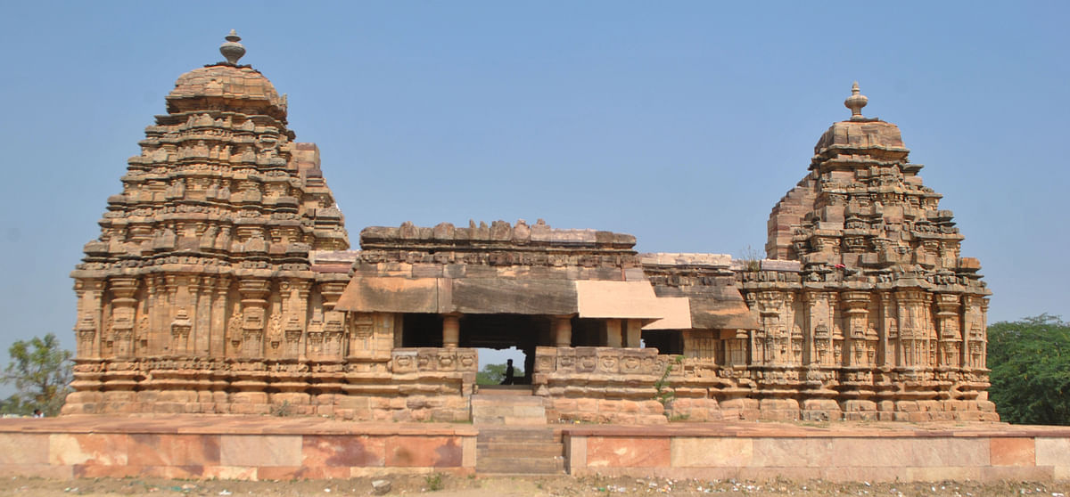 test live blog a29e- Ravana ಸಂಗಮೇಶ್ವರ ದೇವಾಲಯ ಆವರಣದಲ್ಲಿ ಬಂಗಾರ ಕಳಸದ ಮೇರವಣಿಗೆ ಮಾಡಿದರು