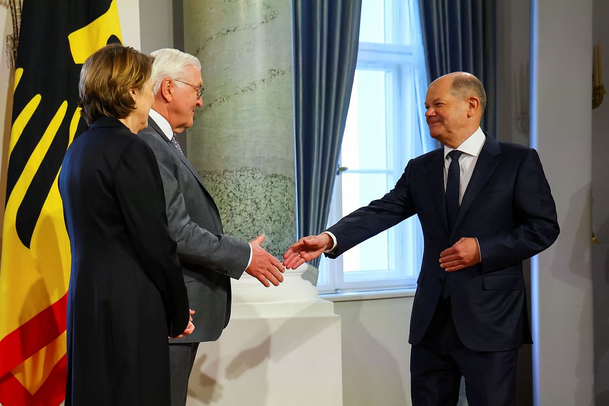 German President Frank-Walter Steinmeier and German Chancellor Olaf Scholz shake hands during the New Year's reception at Bellevue Castle in Berlin, Germany, January 9, 2024. REUTERS/Fabrizio Bensch