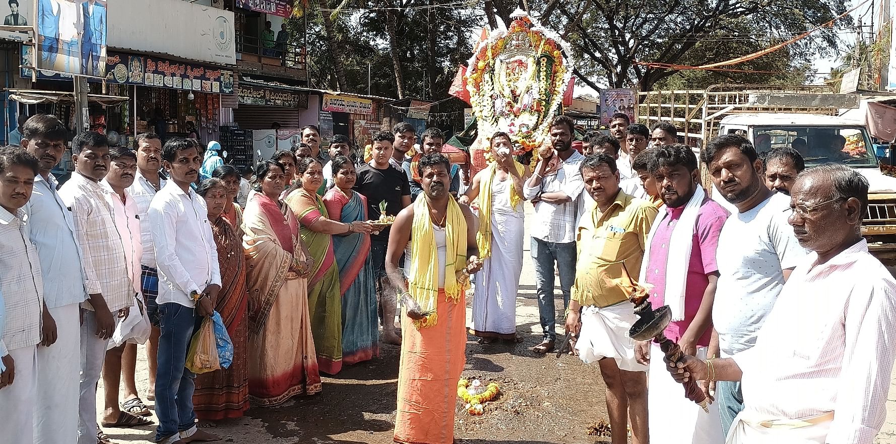 ತುಮ್ಮಿನಕಟ್ಟಿ ಗ್ರಾಮದಲ್ಲಿ ಬನಶಂಕರಿ ದೇವಿ ಉತ್ಸವ ಮೂರ್ತಿ ಮೆರವಣಿಗೆ ಗುರುವಾರ ನಡೆಯಿತು