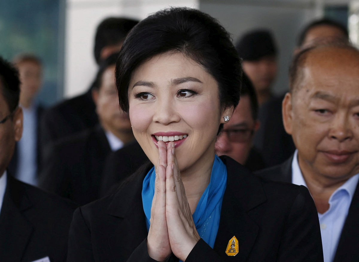 FILE PHOTO: Ousted former Thai Prime Minister Yingluck Shinawatra gestures as she arrives at the Supreme Court in Bangkok, Thailand, August 31, 2015. REUTERS/Chaiwat Subprasom/File Photo