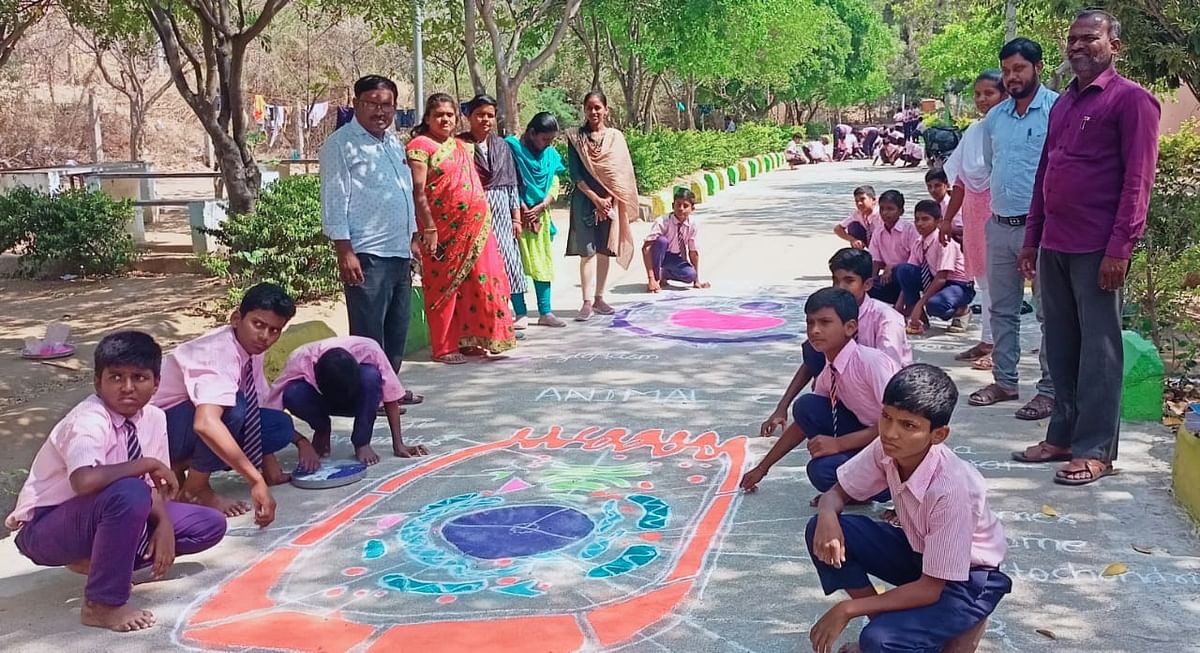 ತೆಕ್ಕಲಕೋಟೆ ಸಮೀಪದ ಕೆಂಚನಗುಡ್ಡ ಗ್ರಾಮದ ಮೊರಾರ್ಜಿ ದೇಸಾಯಿ ವಸತಿ ಶಾಲೆಯಲ್ಲಿ ರಾಷ್ಟ್ರೀಯ ವಿಜ್ಞಾನ ದಿನಾಚರಣೆ ಅಂಗವಾಗಿ ವಿದ್ಯಾರ್ಥಿಗಳು ಶಾಲಾ ಅಂಗಳದಲ್ಲಿ ವಿಜ್ಞಾನದ ಚಿತ್ರಗಳನ್ನು ಬಿಡಿಸಿದರು