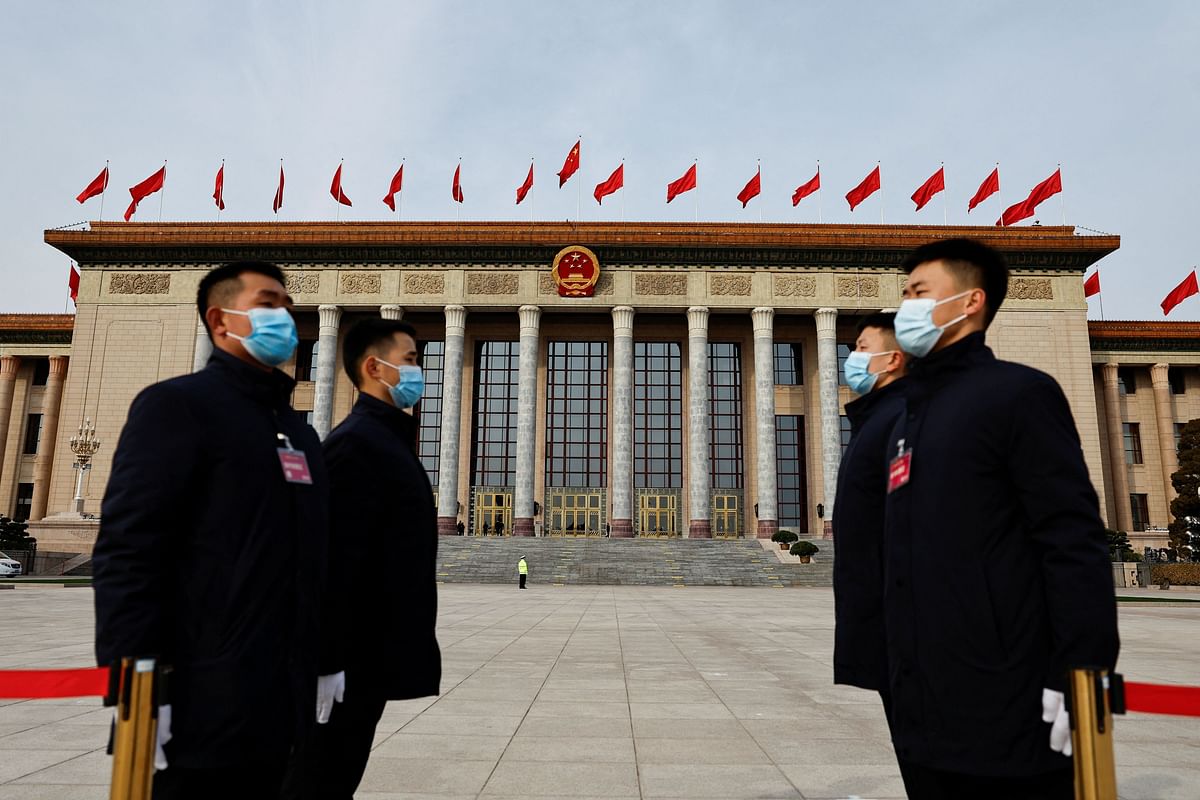 Security personnel stand guard, on the day of the opening session of the Chinese People's Political Consultative Conference , outside the Great Hall of the People, in Beijing, China March 4, 2024. REUTERS/Tingshu Wang