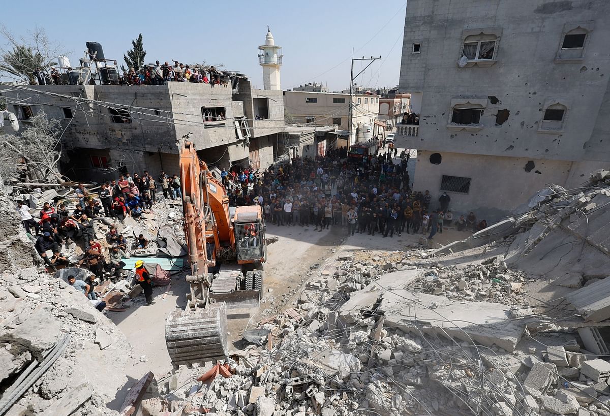 Palestinians inspect the site of an Israeli airstrike on a building, amid the ongoing conflict between Israel and the Palestinian Islamist group Hamas, in Rafah, in the southern Gaza Strip April 2, 2024. REUTERS/Mohammed Salem
