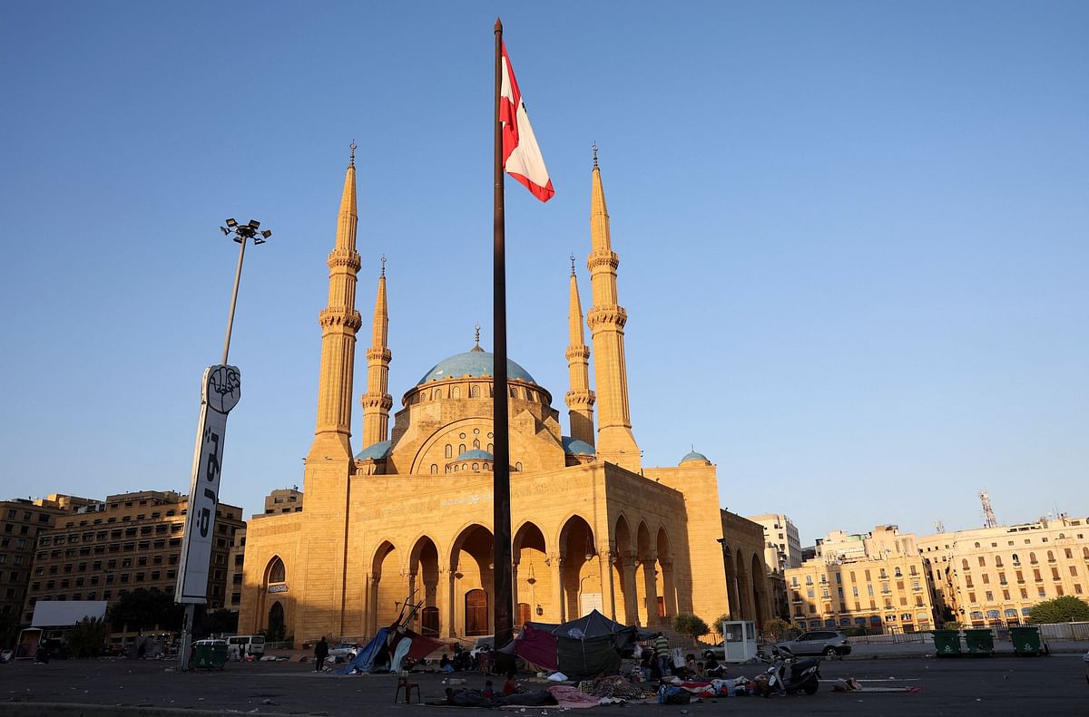 <div class="paragraphs"><p>Displaced families stay on the street next to Mohammad Al-Amin mosque after spending the night at Beirut's.</p></div>