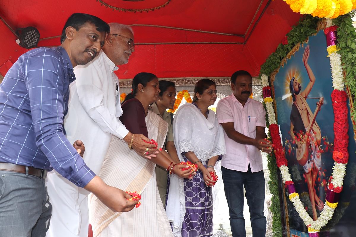 ಹಾಸನದ ಜಿಲ್ಲಾಧಿಕಾರಿ ಕಚೇರಿ ಆವರಣದಲ್ಲಿ ಕನಕದಾಸರ ಭಾವಚಿತ್ರಕ್ಕೆ ಪುಷ್ಪಾರ್ಪಣೆ ಮಾಡಿ, ಮೆರವಣಿಗೆಗೆ ಚಾಲನೆ ನೀಡಲಾಯಿತು.