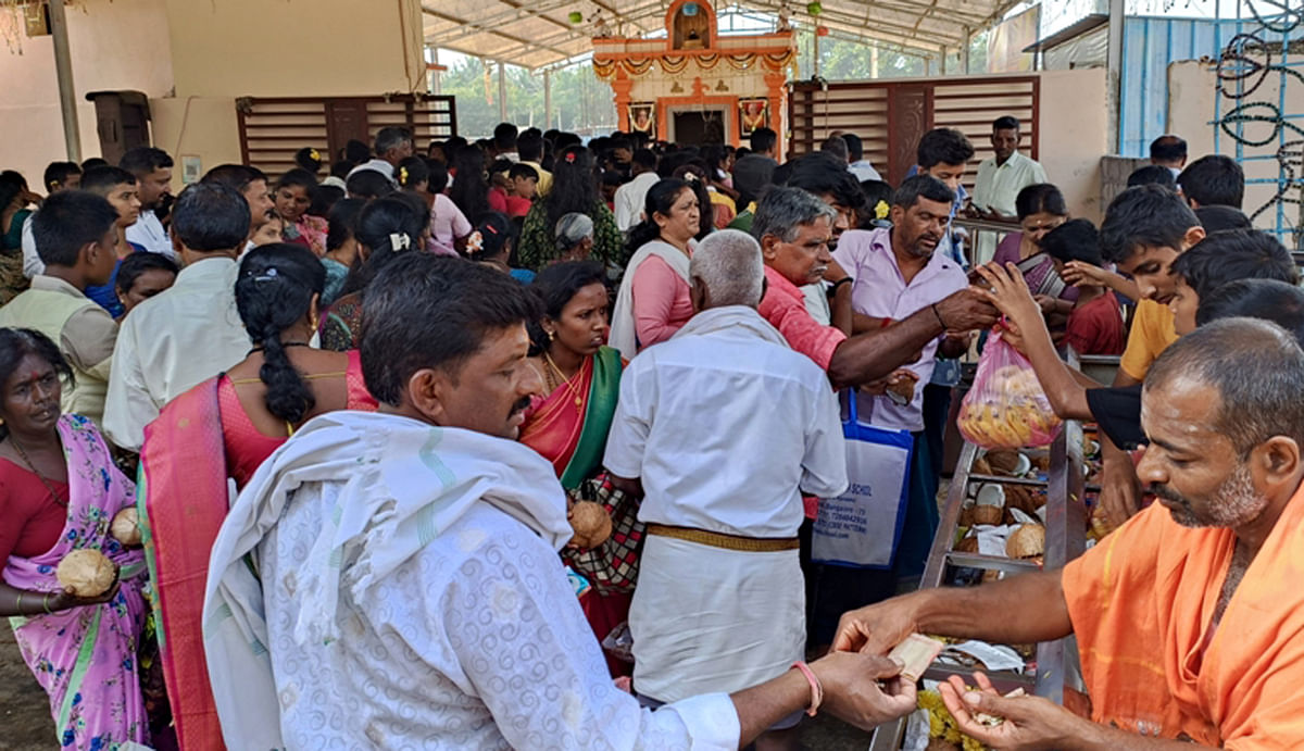 ಹಿರೀಸಾವೆ ಹೋಬಳಿಯ ಕಬ್ಬಳಿಯಲ್ಲಿ 3ನೇ ಕಾರ್ತೀಕ ಸೋಮವಾರ ಸಾವಿರಾರು ಭಕ್ತರು ಬಸವೇಶ್ವರ ಸ್ವಾಮಿಗೆ ಪೂಜೆ ಸಲ್ಲಿಸಿ, ದರ್ಶನ ಪಡೆದರು