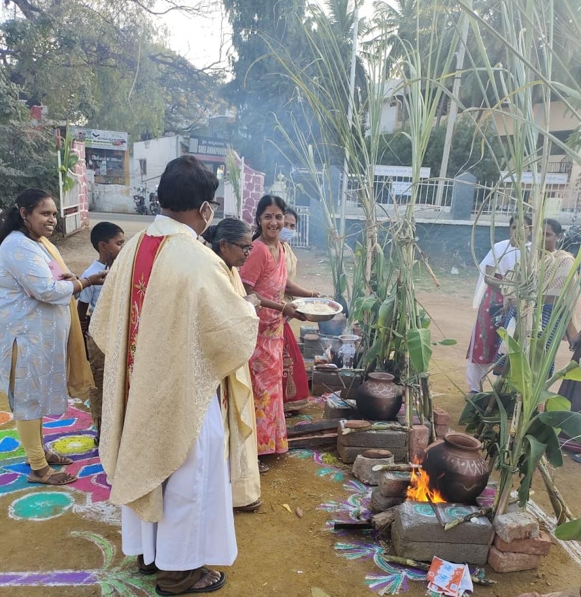  ಹೊಸಪೇಟೆ: ಚರ್ಚ್ ಆವರಣದಲ್ಲಿ ಸಂಕ್ರಾಂತಿ ಆಚರಿಸಿದ ಕ್ಯಾಥೊಲಿಕ್ ಕ್ರೈಸ್ತರು