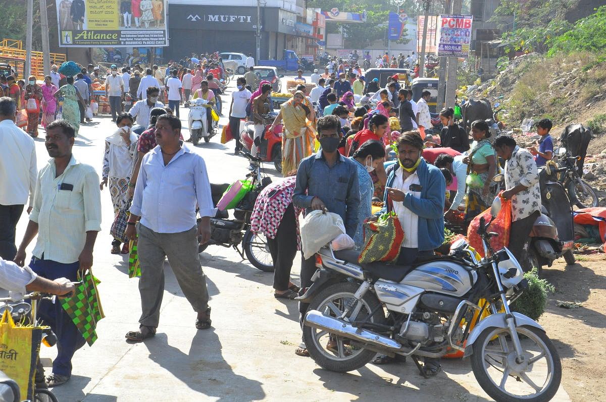 ವಿಜಯಪುರ: ವಾರಂತ್ಯ ಕರ್ಫ್ಯೂ; ಸಂತೆಯಲ್ಲಿ ಜನವೋ ಜನ!