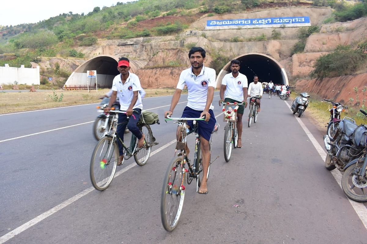 ನಟ ಪುನೀತ್‌ ಸಮಾಧಿ ಸ್ಥಳಕ್ಕೆ ಬೈಸಿಕಲ್‌ನಲ್ಲಿ ತೆರಳಿದ ಯುವಕರು