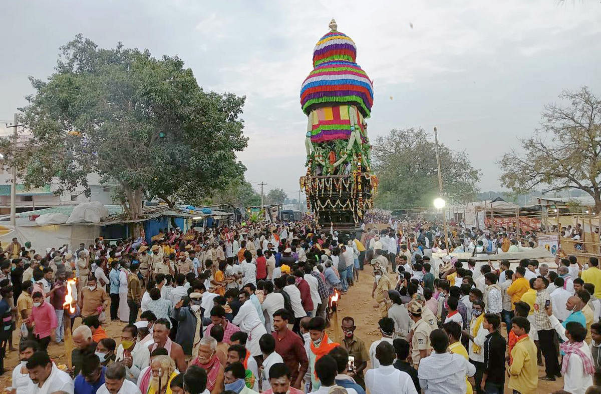 ಅಂಬಾದೇವಿ ರಥೋತ್ಸವ: ನಿಯಮ ಉಲ್ಲಂಘನೆ