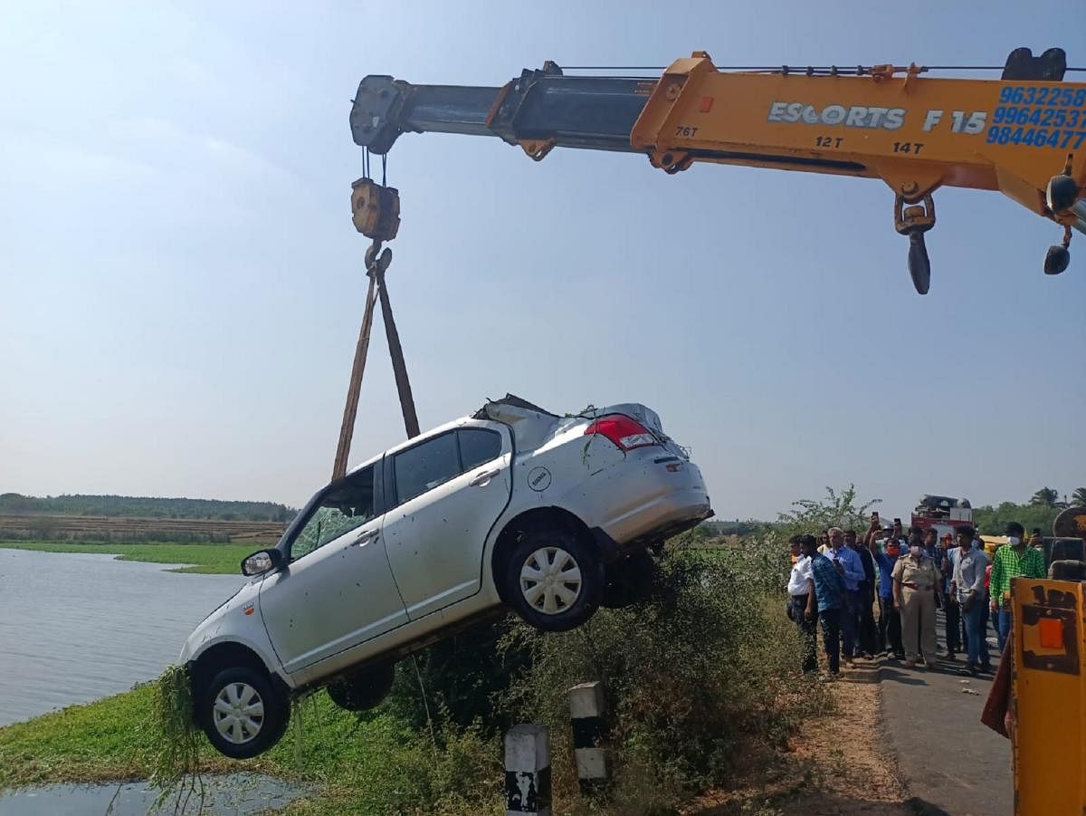 ಕೆರೆಗೆ ಬಿದ್ದ  ಕಾರು: ಪ್ರಯಾಣಿಕರು ಪಾರು