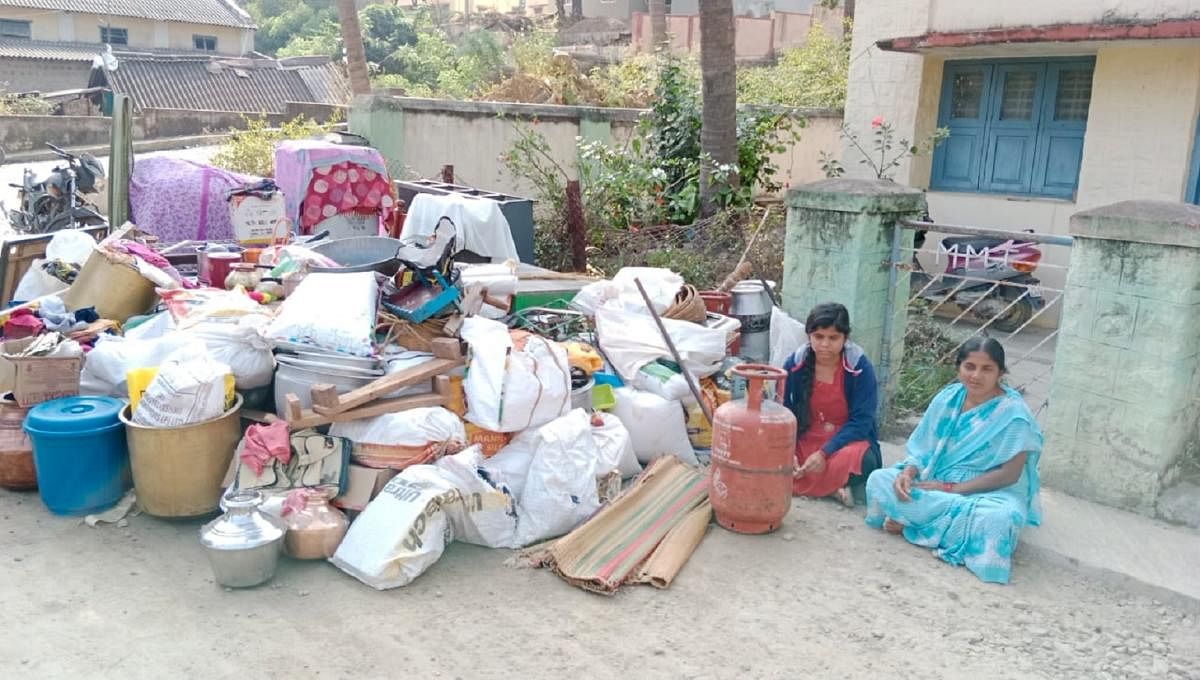 ಮಹದೇಶ್ವರಬೆಟ್ಟ | ಬಲವಂತವಾಗಿ ಮನೆ ತೆರವು; ಆರು ದಿನಗಳಿಂದ ಬೀದಿಯಲ್ಲಿ ವಾಸ