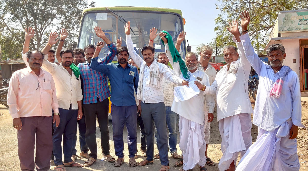 ಪರಿಹಾರದಲ್ಲಿ ಭ್ರಷ್ಟಾಚಾರ ಎಂದು ಆರೋಪಿಸಿ ರೈತರ ಪ್ರತಿಭಟನೆ