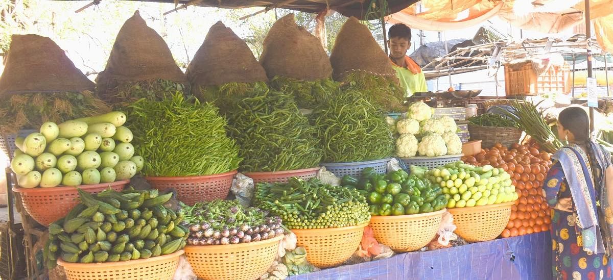 ಮಾರುಕಟ್ಟೆಯಲ್ಲಿ  ಕಡಿಮೆಯಾದ ತರಕಾರಿ ಬೆಲೆ; ಬಿದ್ದ ಬದನೆಕಾಯಿ, ಇಳಿದ ಈರುಳ್ಳಿ  