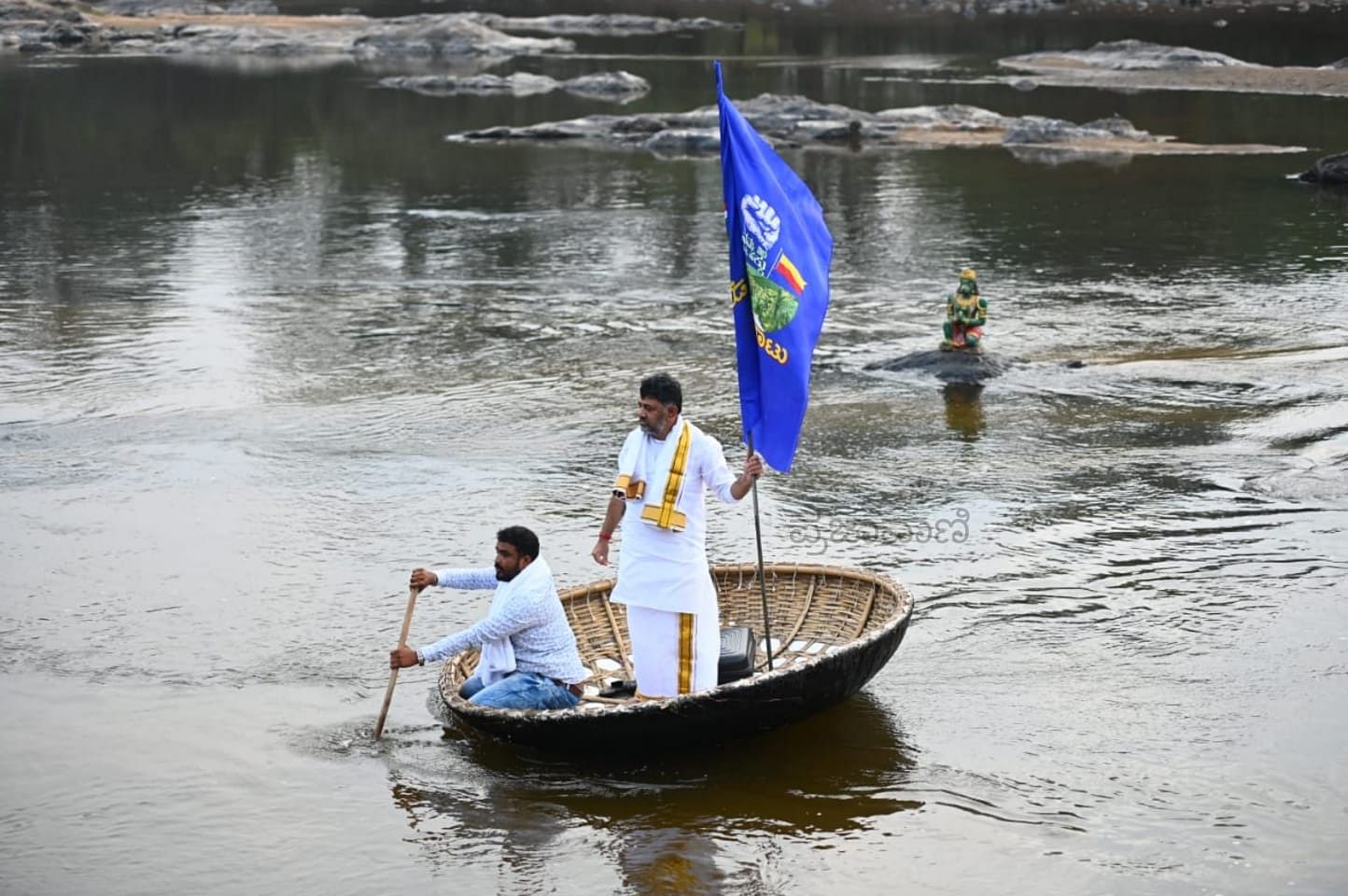 ಪಾದಯಾತ್ರೆಗೆ ಮುನ್ನ ಕೆಪಿಸಿಸಿ ಡಿ.ಕೆ. ಶಿವಕುಮಾರ್‌ ಕಾವೇರಿ ನದಿಗೆ ಪೂಜೆ ಸಲ್ಲಿಸಿದರು.