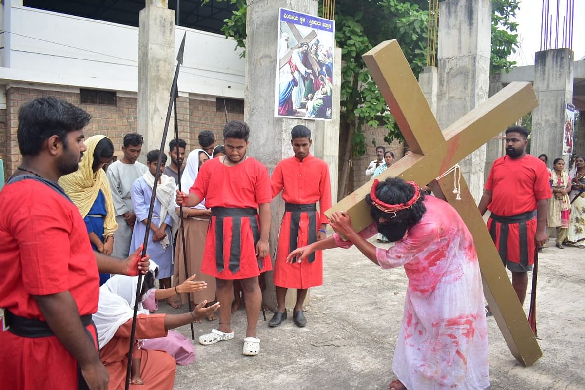 PHOTOS | ಏಸು ಕ್ರಿಸ್ತನ ಶಿಲುಬೆಗೆ ಏರಿಸಿದ ಘಟನೆಯ ರೂಪಕ ಪ್ರದರ್ಶನ