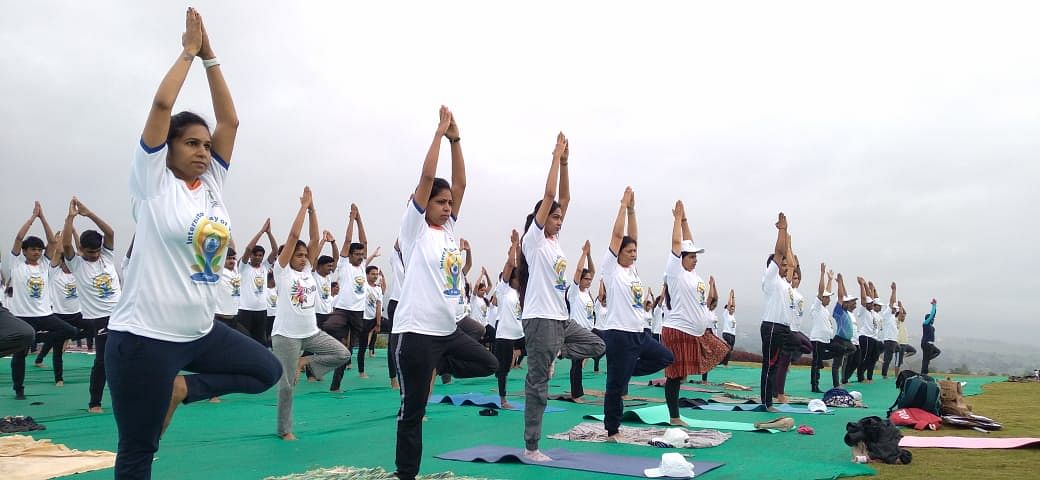 ಬೆಳಗಾವಿಯ ಸುವರ್ಣಸೌಧದಲ್ಲಿ ಯೋಗ ಮಾಡಿದ ಮಹಿಳೆಯರು