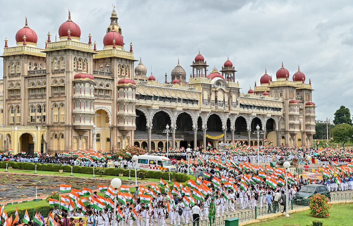 ಸ್ವಾತಂತ್ರ್ಯದ ಅಮೃತ ಮಹೋತ್ಸವದ ಅಂಗವಾಗಿ ಶುಕ್ರವಾರ ಮೈಸೂರಿನ ಅರಮನೆ ಮುಂಭಾಗದಲ್ಲಿ ಆಯೋಜಿಸಿದ್ದ ‘ಪ್ರಭಾತ್ ಪೆರಿ’ ನಡಿಗೆಯಲ್ಲಿ ವಿವಿಧ ಶಾಲಾ ವಿದ್ಯಾರ್ಥಿಗಳು ಭಾಗವಹಿಸಿದರು