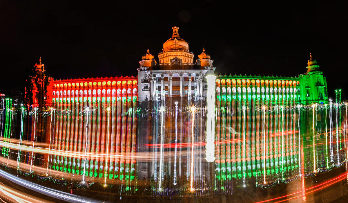 PHOTOS | ಸ್ವಾತಂತ್ರ್ಯದ ಅಮೃತ ಮಹೋತ್ಸವ: ದೀಪಾಲಂಕಾರದಿಂದ ಕಂಗೊಳಿಸುತ್ತಿರುವ ವಿಧಾನಸೌಧ