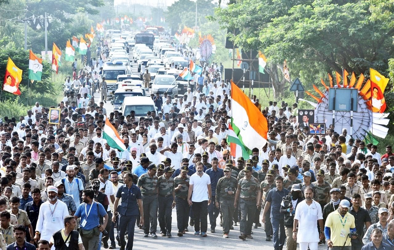 ರಾಯಚೂರು ಜಿಲ್ಲೆಯ ಮಿಟ್ಟಿಮಲ್ಕಾಪೂರ ಗ್ರಾಮ ಬಳಿ ಶನಿವಾರ ಭಾರತ್‌ ಜೋಡೊ ಪಾದಯಾತ್ರೆಯಲ್ಲಿ ಕಾಂಗ್ರೆಸ್ ನಾಯಕ ರಾಹುಲ್ ಗಾಂಧಿ ಪಾಲ್ಗೊಂಡಿದ್ದ ದೃಶ್ಯ-ಪ್ರಜಾವಾಣಿ ಚಿತ್ರ /ತಾಜುದ್ಧೀನ್ ಆಜಾದ್