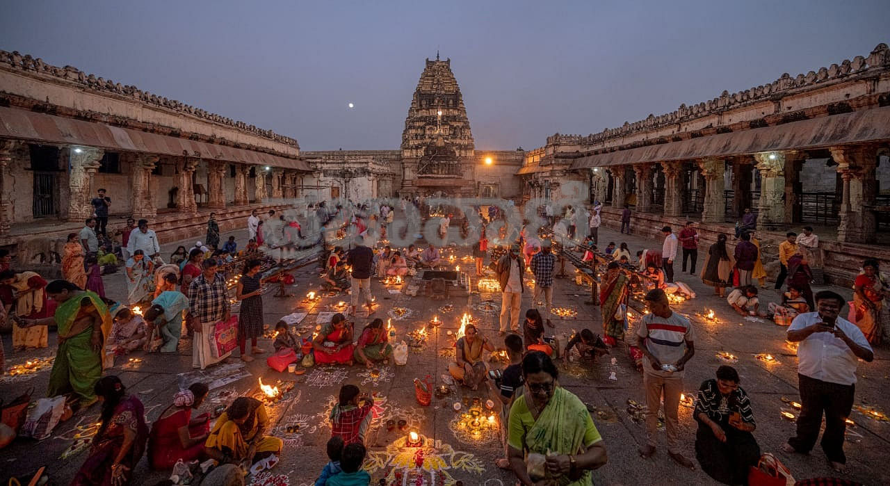 ಕಾರ್ತಿಕ ಮಾಸದ ಎರಡನೇ ಸೋಮವಾರ ಹಂಪಿ ವಿರೂಪಾಕ್ಷೇಶ್ವರ ದೇವಸ್ಥಾನದ ಅಂಗಳದಲ್ಲಿ ಭಕ್ತರು ದೀಪಗಳನ್ನು ಬೆಳಗಿಸಿದರು –ಚಿತ್ರ: ರಾಚಯ್ಯ ಎಸ್‌. ಸ್ಥಾವರಿಮಠ