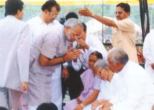 2001ರಲ್ಲಿ ಗುಜರಾತ್ ಸಿಎಂ ಆಗಿ ಪ್ರಧಾನಿ ನರೇಂದ್ರ ಮೋದಿ ಅವರು ಪ್ರಮಾಣ ವಚನ ಸ್ವೀಕರಿಸುವ ವೇಳೆ ತಾಯಿಯ ಆಶೀರ್ವಾದ ಪಡೆದ ಸನ್ನಿವೇಶವಿದು. | ಚಿತ್ರ: @modiarchive (ಟ್ವಿಟರ್‌)