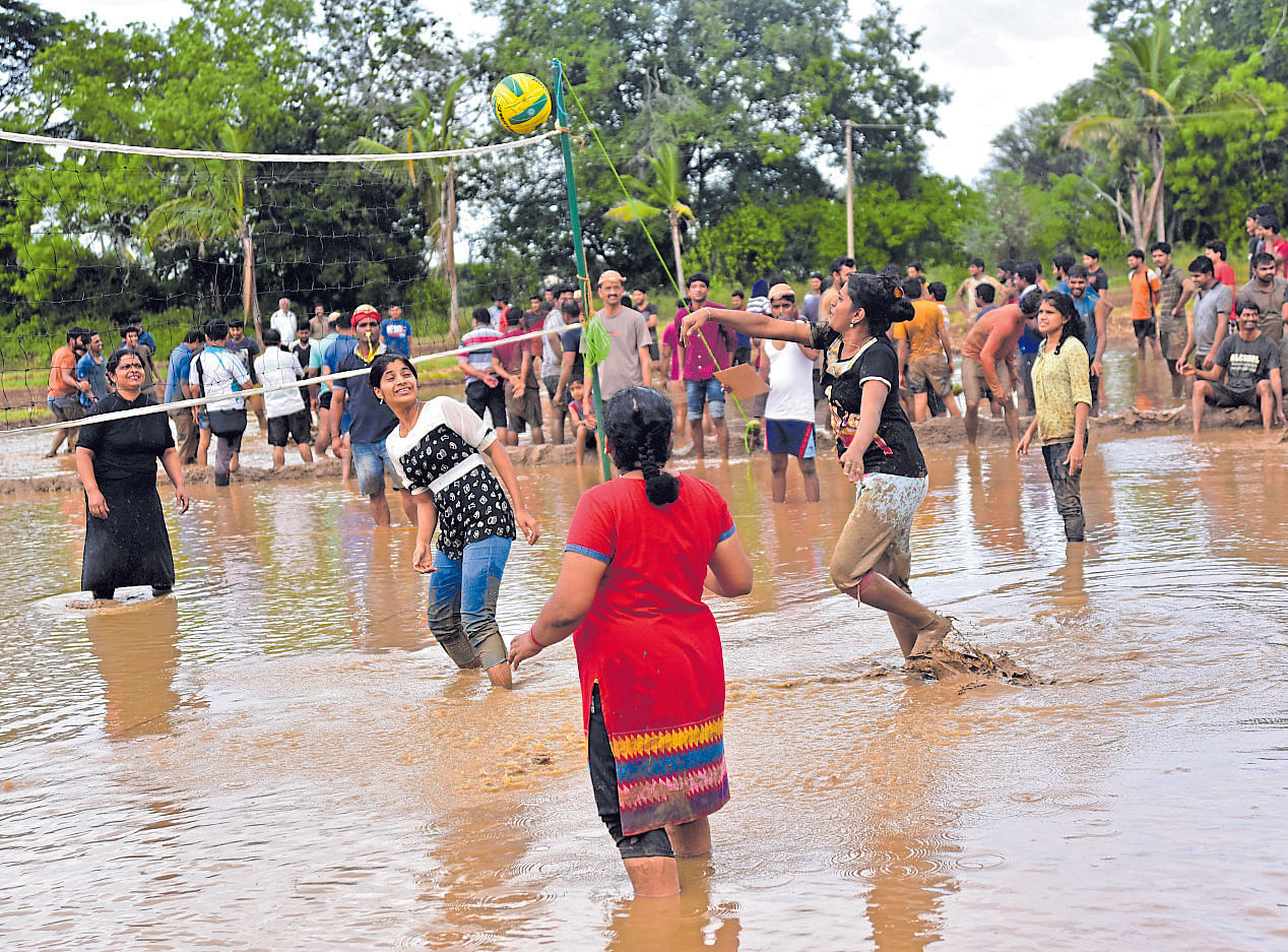 People take part in Kesarda Kandad Onji Dina programme, organised by Karavali Samskruthika Chavadi, at Mysuru on Sunday July 16, 2017- PHOTO / IRSHAD MAHAMMAD