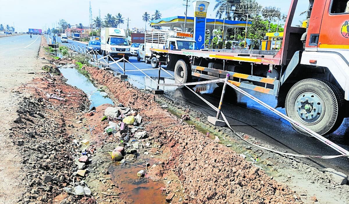 ಎಕ್ಸ್‌ಪ್ರೆಸ್‌ ವೇನಲ್ಲಿ ಮೈಸೂರು ತಾಲ್ಲೂಕಿನ ಸಿದ್ದಲಿಂಗಪುರದ ಬಳಿ ಹೆದ್ದಾರಿ ಪೂರ್ಣಗೊಂಡಿಲ್ಲ. ಸರ್ವಿಸ್ ರಸ್ತೆಯಲ್ಲಿ ಮೋರಿ ನೀರು ಹರಿಯುತ್ತಿದೆ / ಪ್ರಜಾವಾಣಿ ಚಿತ್ರ: ಎಂ.ಮಹೇಶ