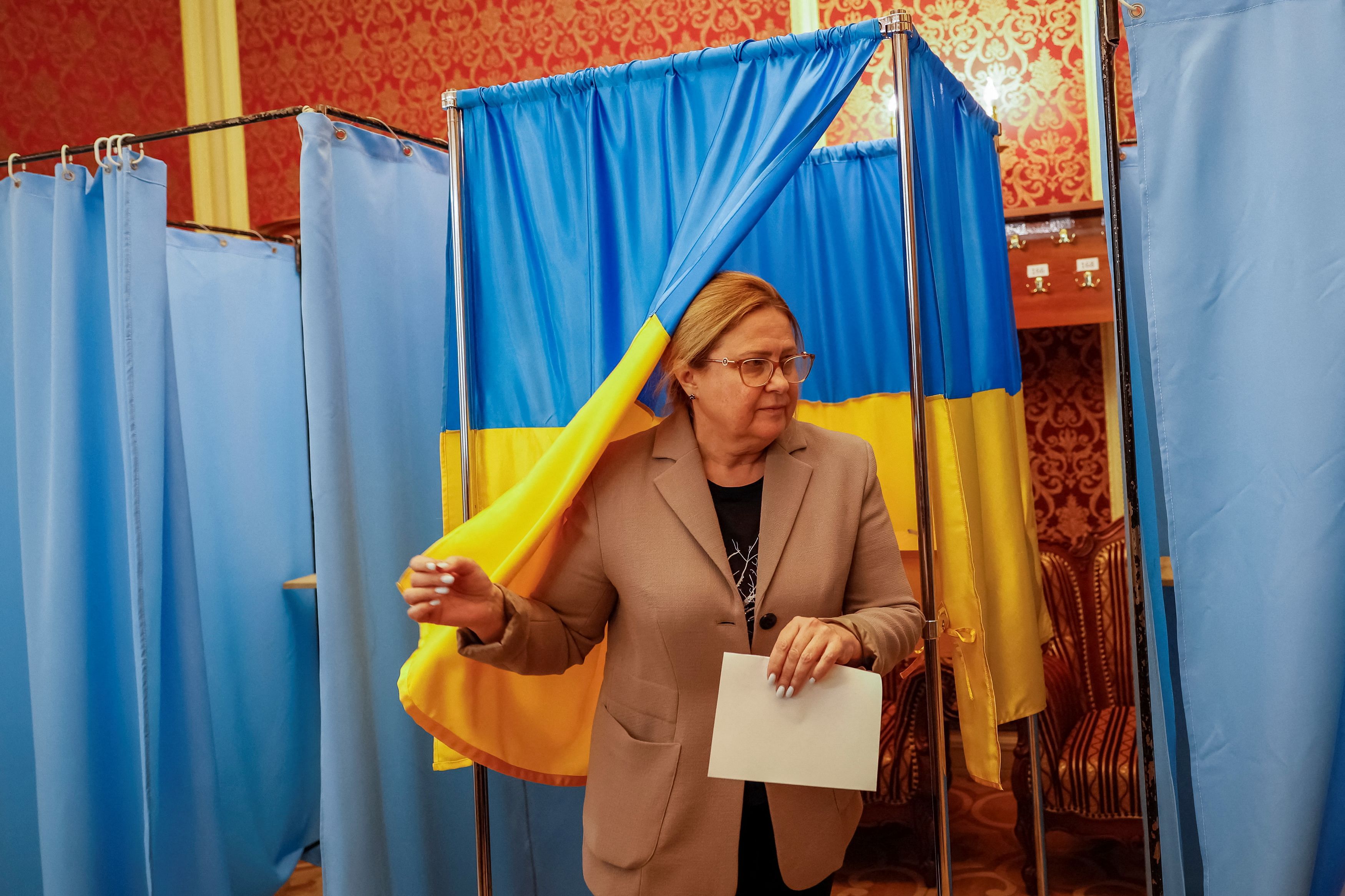 <div class="paragraphs"><p>A person votes, as members of an emergency plenary session of the Supreme Court of Ukraine hold a no-confidence vote for Chief Justice Vsevolod Kniaziev, who has been detained by anti-corruption authorities for allegedly receiving a $2.7 million bribe, amid Russia's attack on Ukraine, in Kyiv, Ukraine, May 16, 2023. REUTERS/Alina Smutko</p></div>