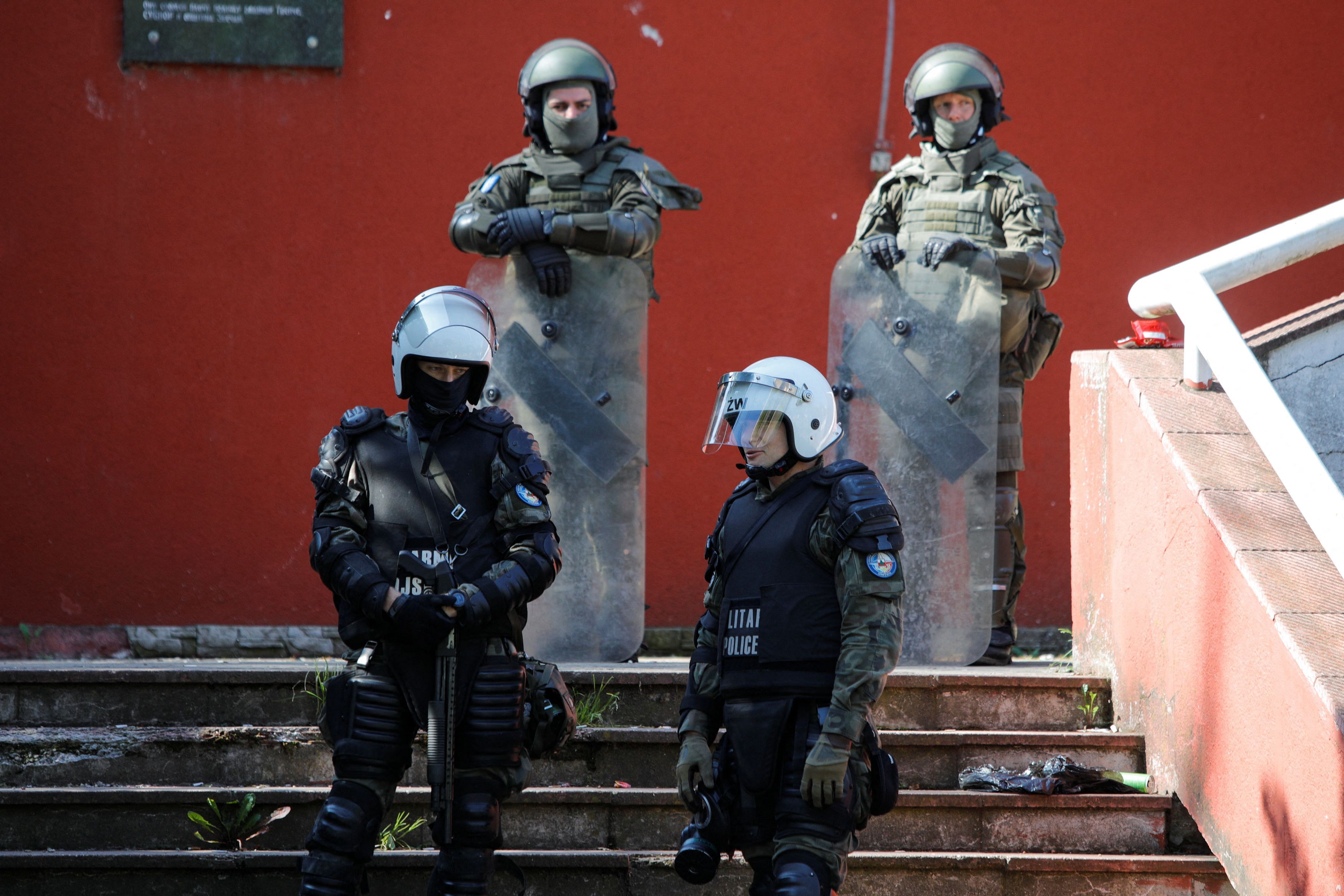 <div class="paragraphs"><p>B/ Polish Kosovo Force  soldiers stand guard at a municipal office in Zvecan, Kosovo May 30, 2023. REUTERS/Ognen Teofilovski</p></div>