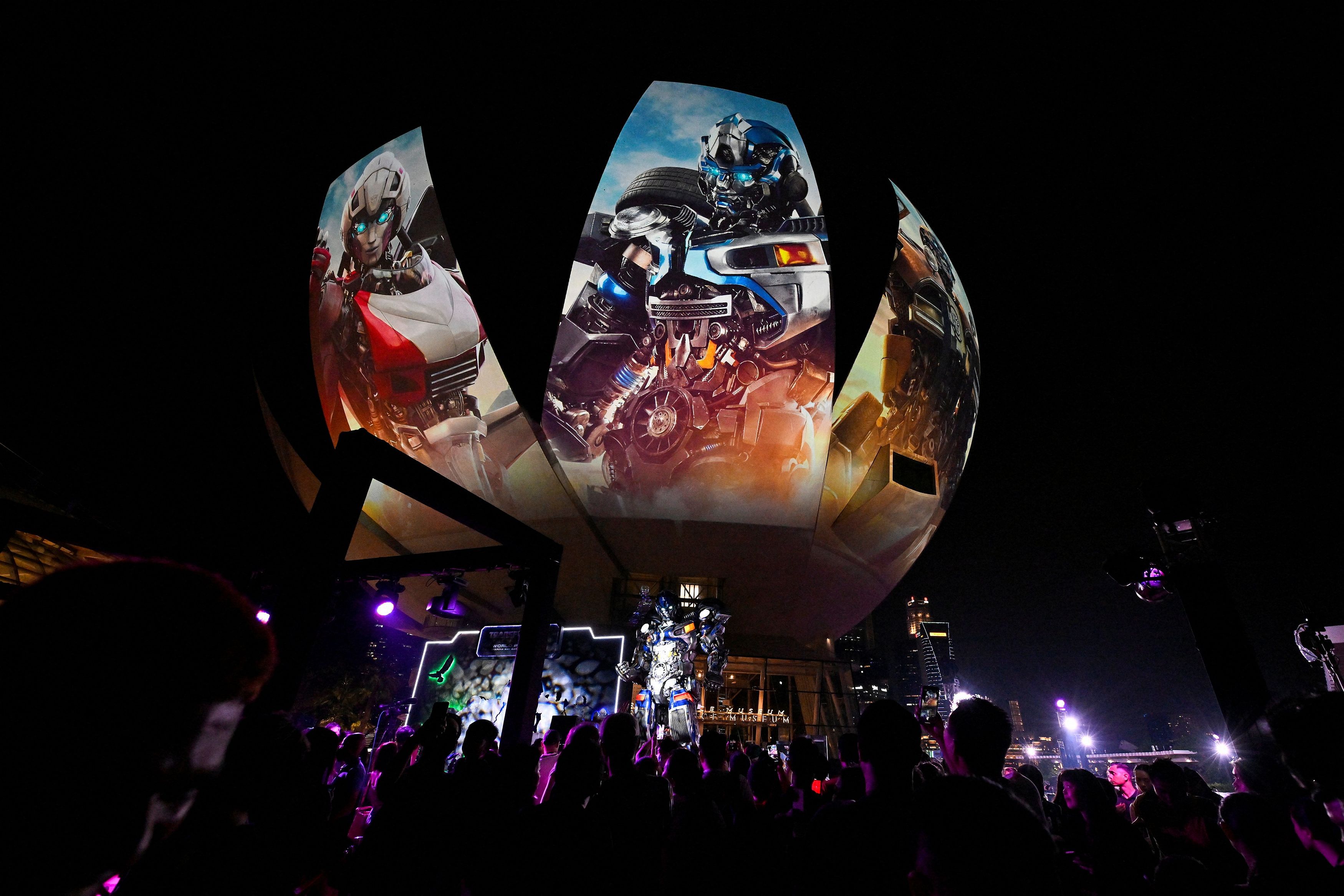 <div class="paragraphs"><p>فلس A general view of the ArtScience Museum during the world premiere of the movie "Transformers: Rise of the Beasts", in Marina Bay Sands in Singapore May 27, 2023. REUTERS/Caroline Chia</p></div>