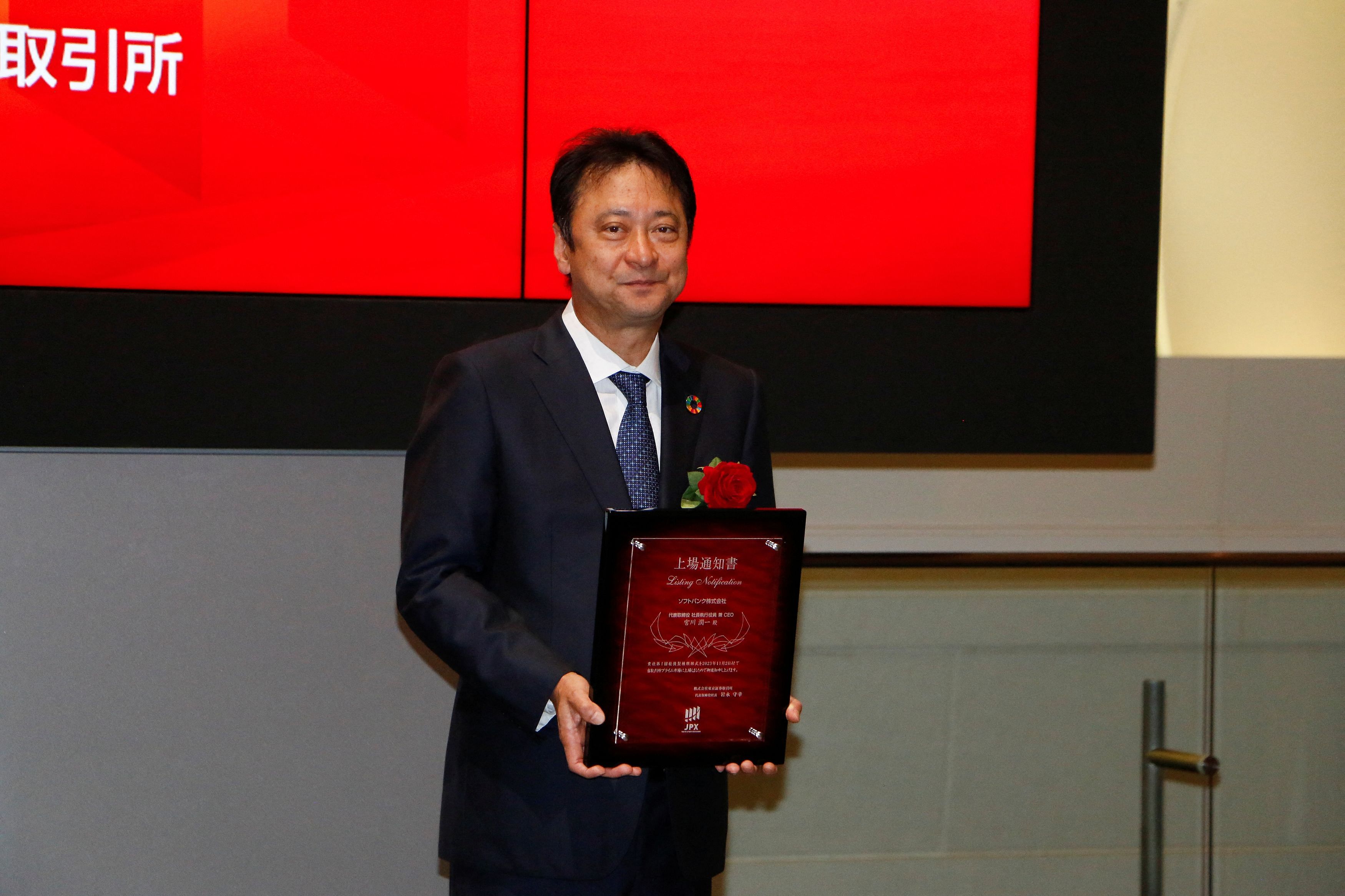 SoftBank CEO Junichi Miyakawa poses with the listing notification for the company's bond-type shares, the first such listing in Japan, at the Tokyo Stock Exchange in Tokyo, Japan November 2, 2023. REUTERS/Francis B. Tang