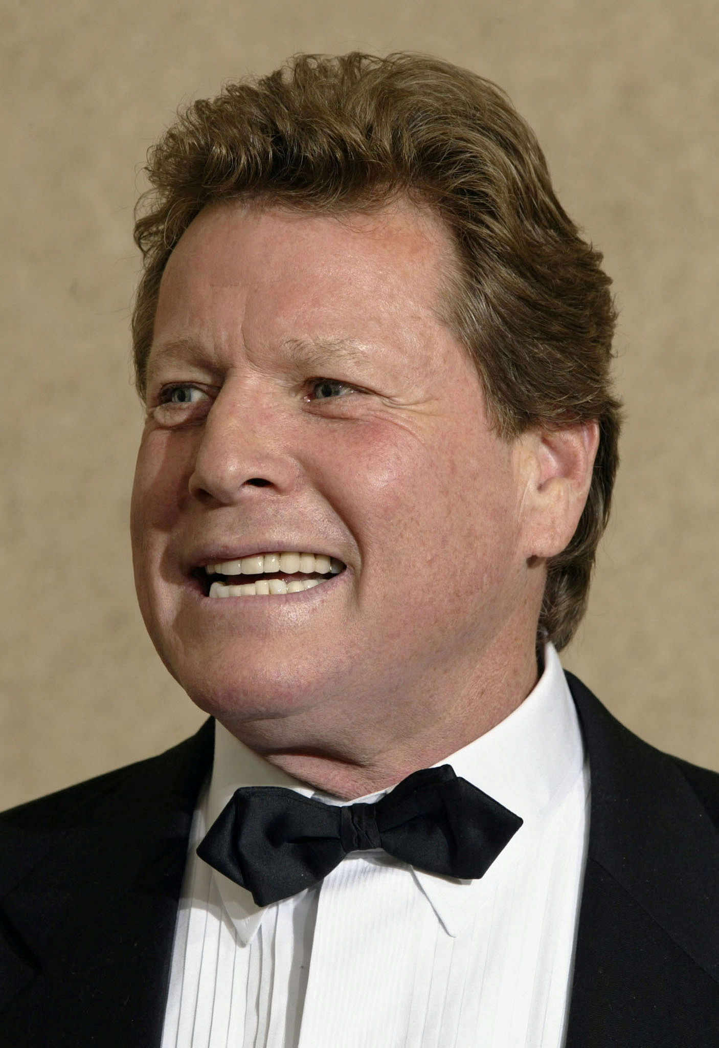 FILE PHOTO: Ryan O'Neal backstage during the 74th annual Academy Awards in Hollywood, March 24, 2002. O'Neal and Ali McGraw who starred in the movie "Love Story" together presented the Jean Hersholt Humanitarian Award to Arthur Hiller, who directed them in the movie. REUTERS/Mike Blake/File Photo