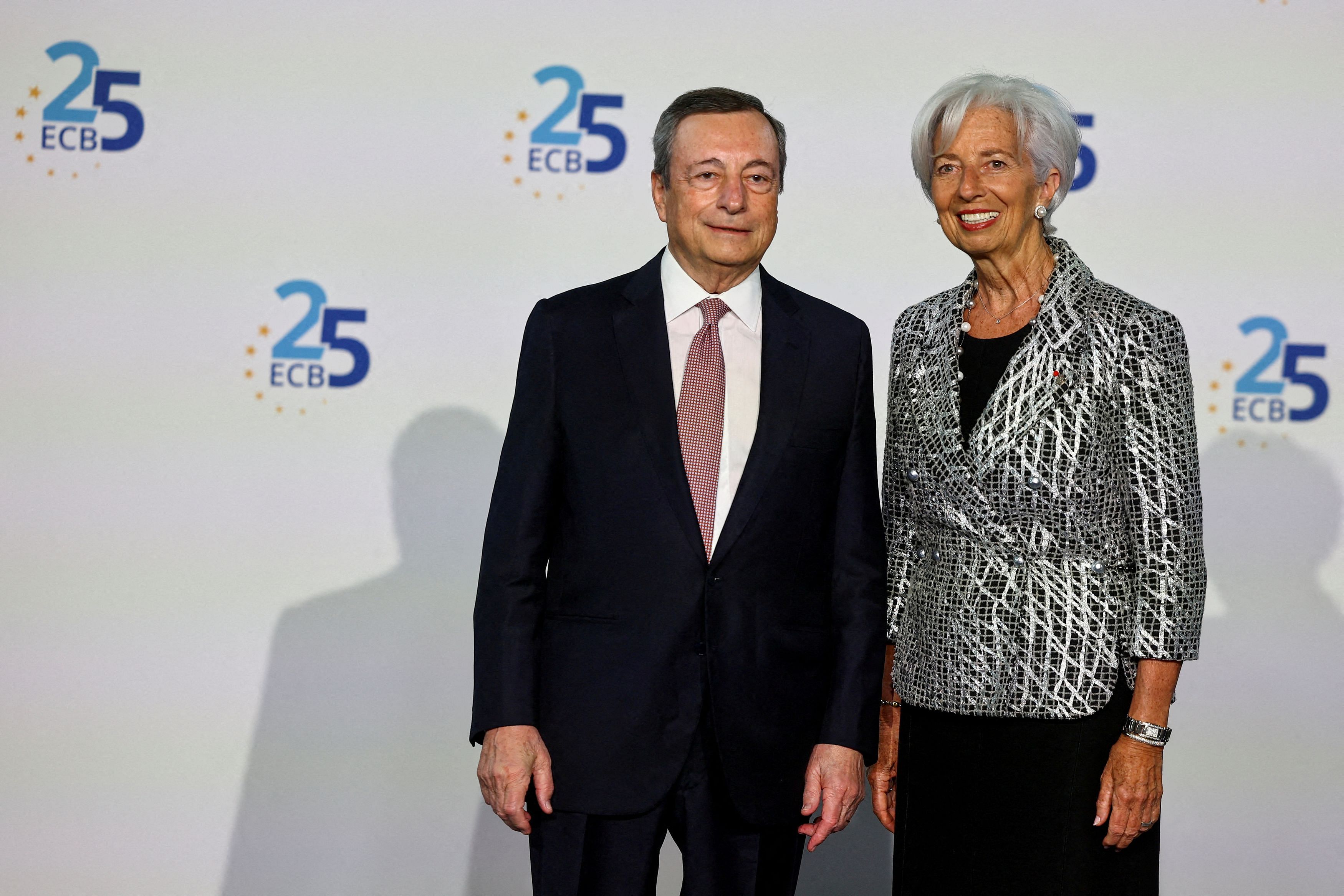 FILE PHOTO: European Central Bank president Christine Lagarde welcomes former ECB president Mario Draghi during a ceremony to celebrate the 25th anniversary of the ECB, in Frankfurt, Germany, May 24, 2023. REUTERS/Kai Pfaffenbach /Pool/File Photo