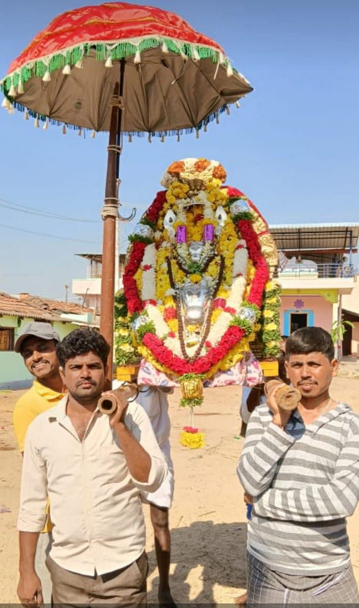 ಗುಂಡ್ಲುಪೇಟೆ ತಾಲ್ಲೂಕಿನ ಬೇಗೂರು ಸಮೀಪದ ಕೊಡಗಾಪುರ ಗ್ರಾಮದಲ್ಲಿ ಯುಗಾದಿ ಹಬ್ಬದ ಪ್ರಯುಕ್ತ ಕಾಡಬಸವೇಶ್ವರ ಉತ್ಸವ ಮೂರ್ತಿಯನ್ನು ಗ್ರಾಮದ ಪ್ರಮುಖ ಬೀದಿಗಳಲ್ಲಿ ಮೆರವಣಿಗೆ ಮಾಡಲಾಯಿತು