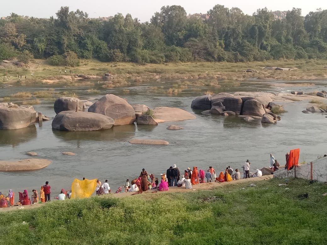 ತುಂಗಭದ್ರಾ ನದಿಯಲ್ಲಿ ಭಕ್ತರಿಂದ ಪುಣ್ಯ ಸ್ನಾನ