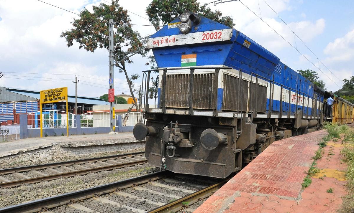 ವಿಜಯಪುರ ನಗರದ ಇಬ್ರಾಹಿಂಪುರ ನಿಲ್ದಾಣದಲ್ಲಿ ನಿಂತಿರುವ ಇಂಟರ್‌ಸಿಟಿ ರೈಲು–ಪ್ರಜಾವಾಣಿ ಚಿತ್ರ: ಸಂಜೀವ ಅಕ್ಕಿ