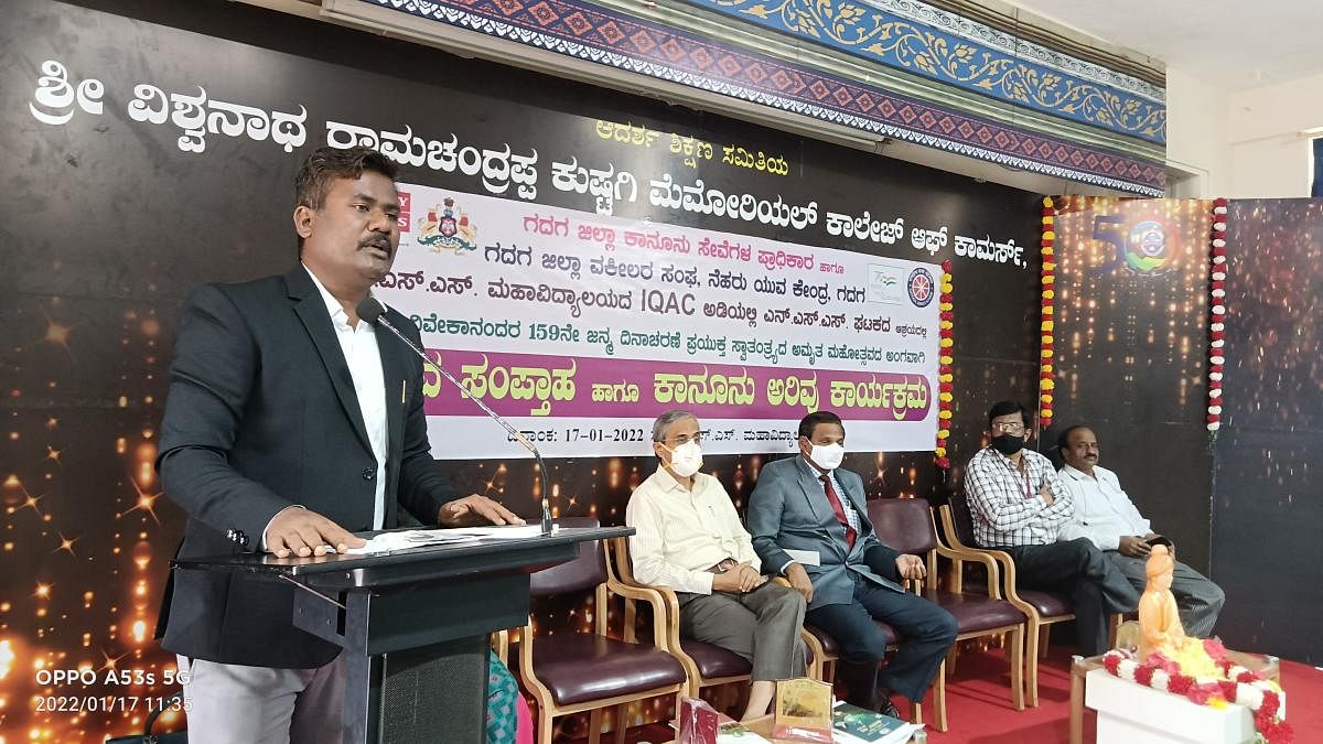 ಗದಗ ನಗರದ ಆದರ್ಶ ಶಿಕ್ಷಣ ಸಂಸ್ಥೆಯಲ್ಲಿ ನಡೆದ ಕಾನೂನು ಅರಿವು ವಿಶೇಷ ಉಪನ್ಯಾಸ ಕಾರ್ಯಕ್ರಮದಲ್ಲಿ ಜಿಲ್ಲಾ ವಕೀಲರ ಸಂಘದ ಅಧ್ಯಕ್ಷ ಎಂ.ಎ.ಮೌಲ್ವಿ ಮಾತನಾಡಿದರು