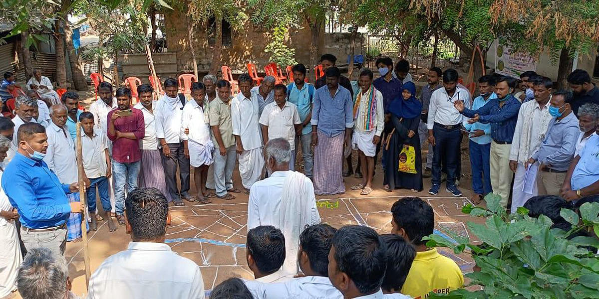 ಕವಿತಾಳ ಸಮೀಪದ ಅಮೀನಗಡದಲ್ಲಿ ಮಂಗಳವಾರ ನಡೆದ ‘ದಿಣ್ಣೆಯಿಂದ ತಗ್ಗಿನೆಡೆಗೆ‘ ಪ್ರಾತ್ಯಕ್ಷಿಕೆಯಲ್ಲಿ ತಾಲ್ಲೂಕು ಪಂಚಾಯಿತಿ ಇಒ ಬಾಬು ರಾಠೋಡ್‍ ಸಾರ್ವಜನಿಕರಿಗೆ ಮಾಹಿತಿ ನೀಡಿದರು