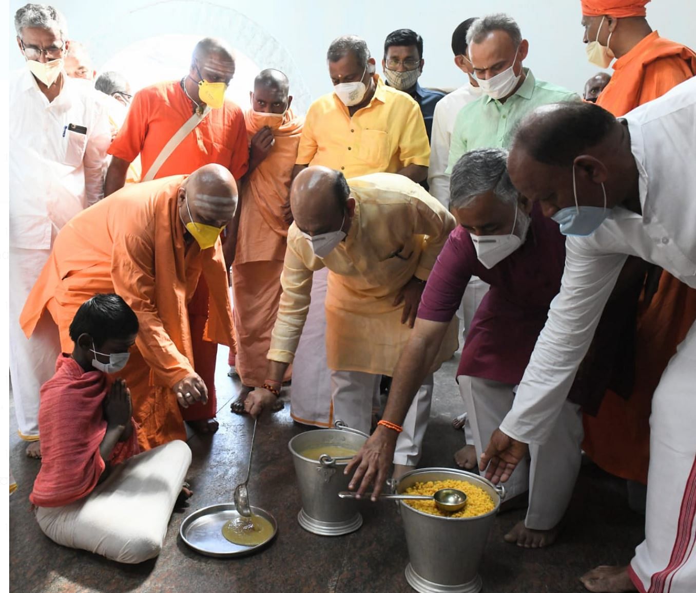 ಸಿದ್ಧಗಂಗಾ ಮಠದಲ್ಲಿ ದಾಸೋಹ ದಿನದ ಅಂಗವಾಗಿ ಮುಖ್ಯಮಂತ್ರಿ ಬಸವರಾಜ ಬೊಮ್ಮಾಯಿ ಮಕ್ಕಳಿಗೆ ಊಟ ಬಡಿಸಿದರು – ಪ್ರಜಾವಾಣಿ ಚಿತ್ರ