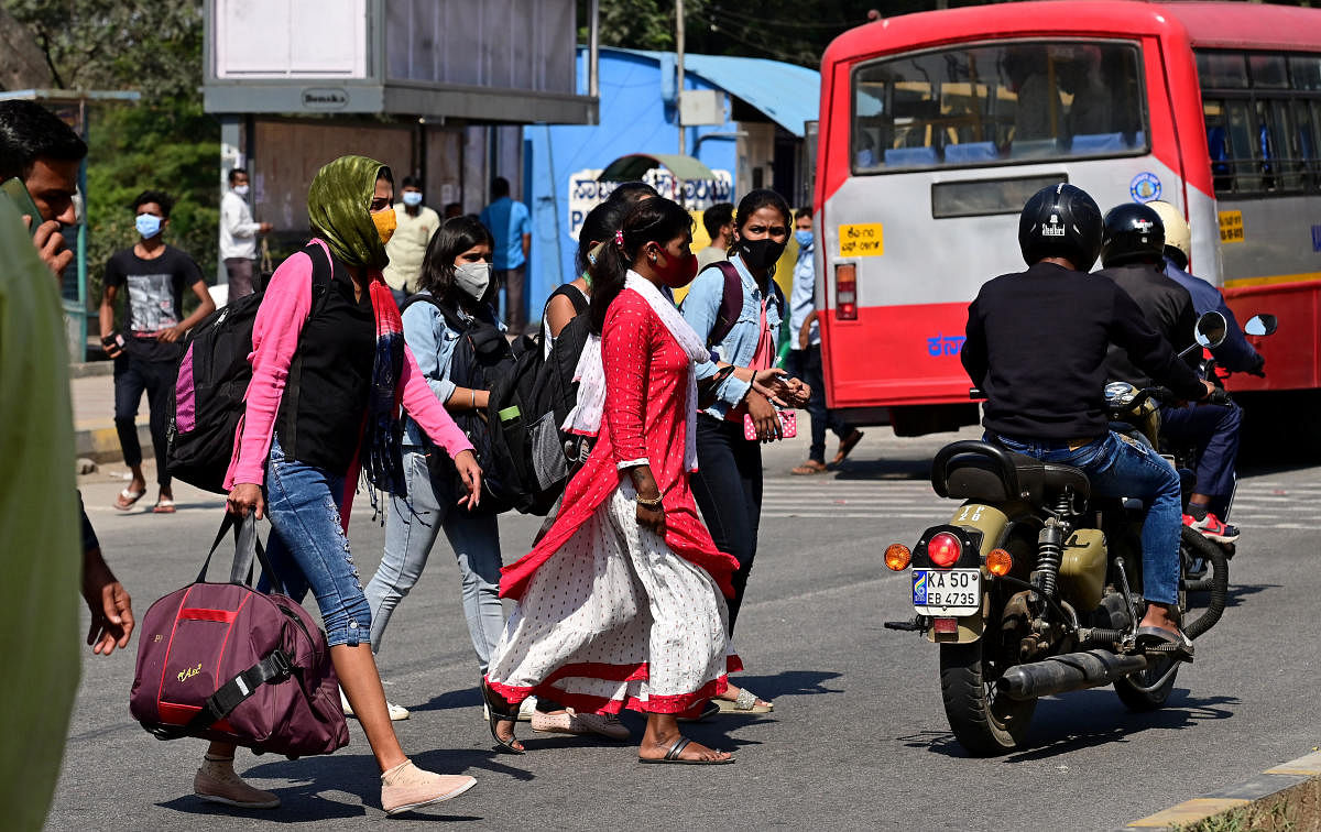 ಕೆಂಗೇರಿಯಲ್ಲಿ ಬಿಎಂಟಿಸಿ ಬಸ್ ನಿಲ್ದಾಣದ ಕಡೆಗೆ ಹೋಗಲು ರಸ್ತೆ ದಾಟುತ್ತಿರುವ ಪ್ರಯಾಣಿಕರು –ಪ್ರಜಾವಾಣಿ ಚಿತ್ರಗಳು/ರಂಜು ಪಿ.