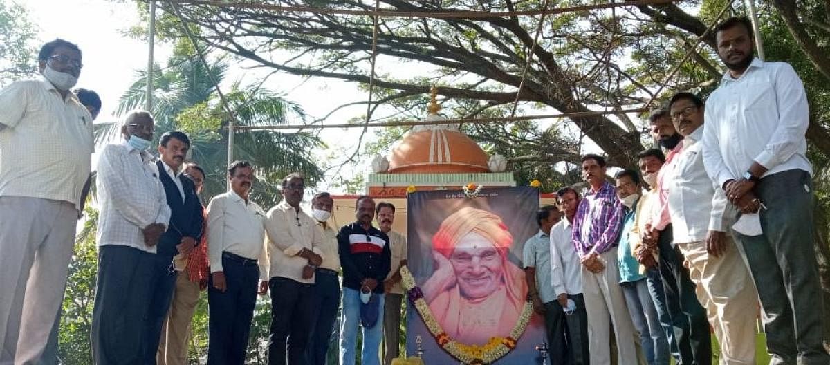 ಕೋಲಾರದಲ್ಲಿ ಶುಕ್ರವಾರ ನಡೆದ ಶಿವಕುಮಾರ ಸ್ವಾಮೀಜಿ ಪುಣ್ಯಸ್ಮರಣೆ ಕಾರ್ಯಕ್ರಮದಲ್ಲಿ ವಿವಿಧ ಸಂಘ ಸಂಸ್ಥೆಗಳ ಗಣ್ಯರು ಪಾಲ್ಗೊಂಡರು