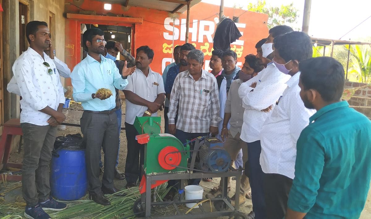 ವೈಜ್ಞಾನಿಕ ಹೈನುಗಾರಿಕೆ ತರಬೇತಿ ಪ್ರಯುಕ್ತ ಬೀದರ್ ತಾಲ್ಲೂಕಿನ ಜನವಾಡದ ರೈತ ಮಚ್ಚೇಂದ್ರ ಅವರ ಹೊಲದಲ್ಲಿನ ಕೊಟ್ಟಿಗೆಯಲ್ಲಿ ಶಿಬಿರಾರ್ಥಿಗಳಿಗೆ ಹೈನುಗಾರಿಕೆ ಮಾಹಿತಿ ನೀಡಲಾಯಿತು