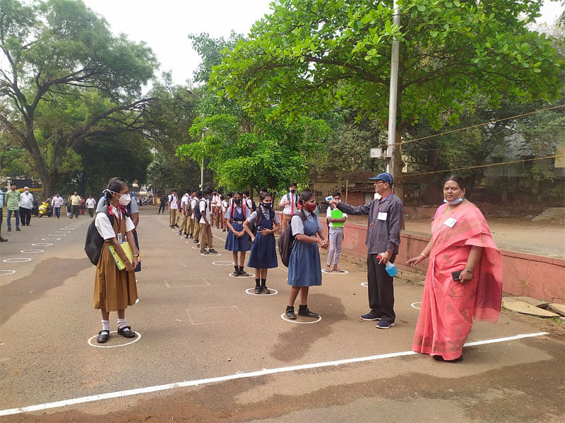 ಹುಬ್ಬಳ್ಳಿಯ ಲ್ಯಾಮಿಂಗ್ಟನ್ ಶಾಲೆಯ ಪರೀಕ್ಷಾ ಕೇಂದ್ರದಲ್ಲಿ ಎಸ್ಸೆಸ್ಸೆಲ್ಸಿ ಪರೀಕ್ಷೆ ಬರೆಯಲು ಬಂದ ವಿದ್ಯಾರ್ಥಿಗಳು. ಕೋವಿಡ್ ನಿಯಮಾವಳಿ ಅನುಸರಿಸಲಾಯಿತು.