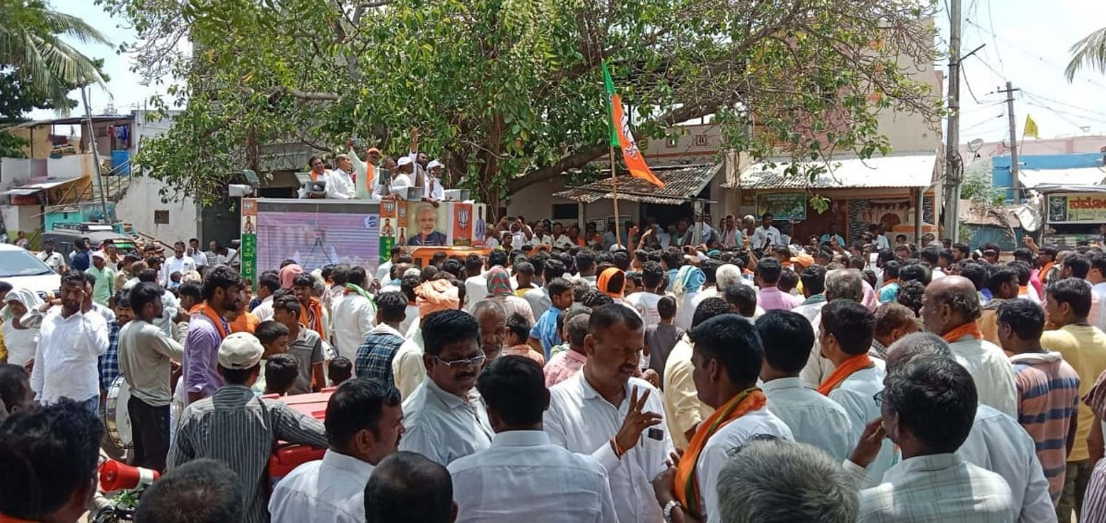 ಹೂವಿನಹಡಗಲಿ ಕ್ಷೇತ್ರದಲ್ಲಿ ಶ್ರೀರಾಮುಲು ಬಿರುಸಿನ ಪ್ರಚಾರ ನಡೆಸಿದರು.