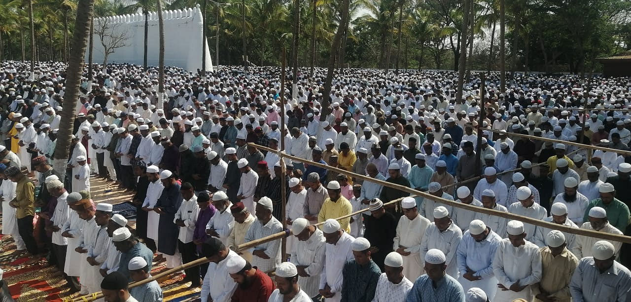 ಬೆಳಗಾವಿಯ ಈದ್ಗಾ ಮೈದಾನದಲ್ಲಿ ಶನಿವಾರ ಮುಸ್ಲಿಮರು ಈದ್‌ ಉಲ್‌ ಫಿತ್ರ್‌ ಅಂಗವಾಗಿ ಸಾಮೂಹಿಕ ಪ್ರಾರ್ಥನೆ ಸಲ್ಲಿಸಿದರು.